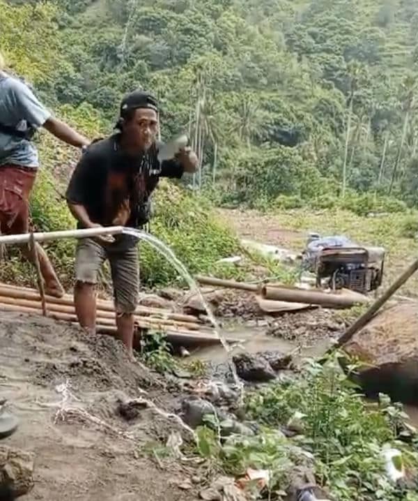 Contractor drinking fresh artisan water in Amed