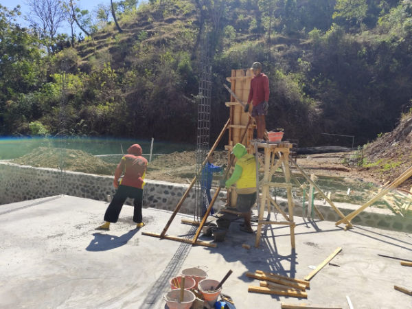 Columns for supporting roof on 2-story villa on the Celuke development in Amed.