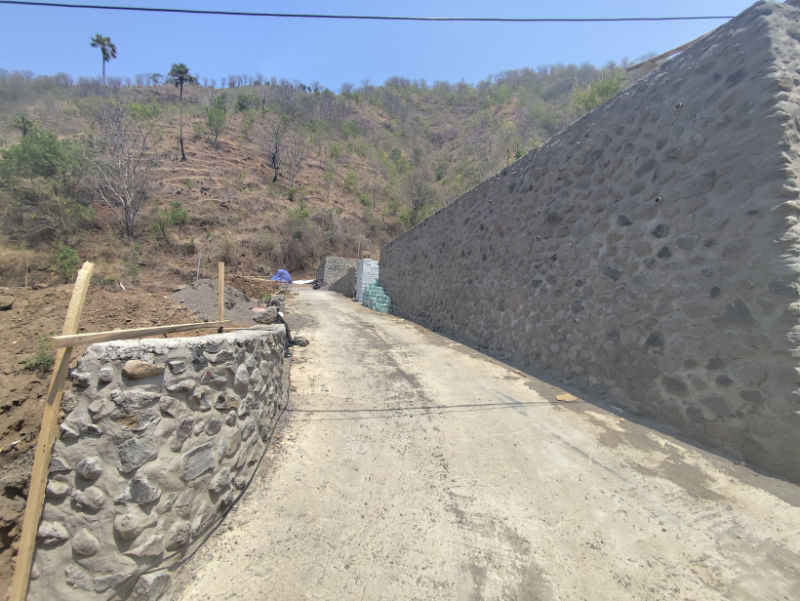 River stone retaining walls at Vesica Villas Celuke in Amed.