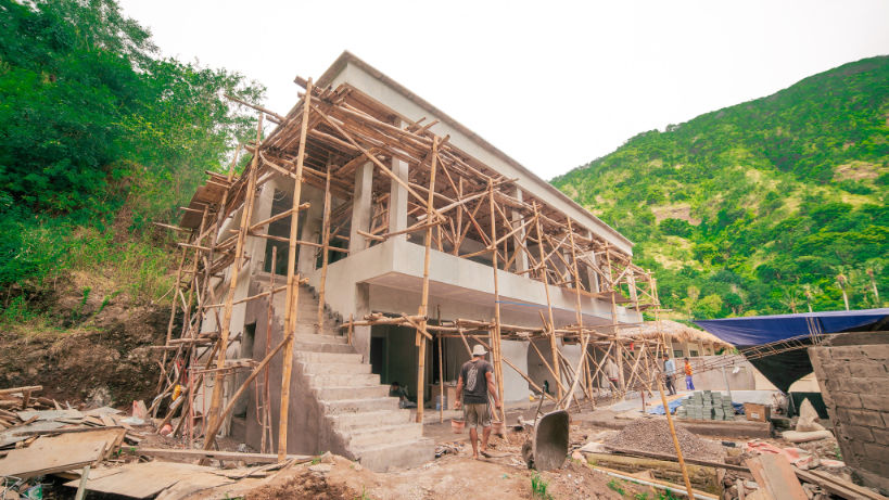 Building as 2-storey villa in Amed with bamboo scaffolding.